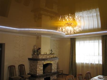 глянцевый натяжной потолок в комбинации с конструкциией из гипсокартона, с подсветкой, г. Кокшетау